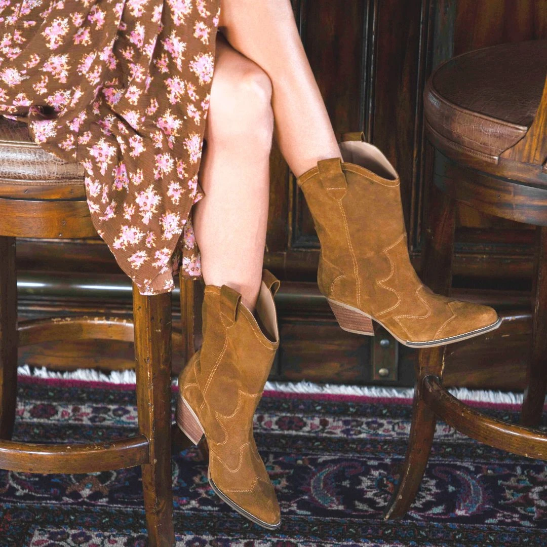 BAILEY 60 - Gamuza Oro Viejo Regina Romero Zapato Bota Botin Tacon Bajo Para Dama En Piel 2 BAILEY 60 - Gamuza Oro Viejo Regina Romero Zapato Bota Botin Tacon Bajo Para Dama En Piel - Imagen 2