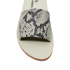 ALMA - Arena Regina Romero Resort Zapato Sandalia De Piso Para Dama En Piel -Ofertas Pasos Y Bolsos Tienda Regina Romero Resort Sandalia Alma Piel Snake Hueso 4 b3bbd0ca d2bc 461e 87c1 1268939d80f6