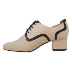 MASHA 40 - Beige Regina Romero Zapato Bostoniano Tacon Bajo Para Dama En Piel -Ofertas Pasos Y Bolsos Tienda Regina Romero Zapato Tacon Bajo Masha Piel Beige y Negro 4 a0afa2fb 7953 43e9 bb3c 2d5f6f4ea056