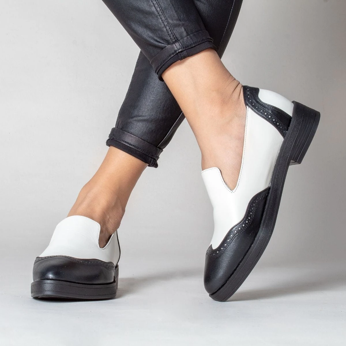 ISABEL 35 - Blanco Y Negro Regina Romero Zapato Mocasin Urbano Sport Para Dama En Piel 2 ISABEL 35 - Blanco Y Negro Regina Romero Zapato Mocasin Urbano Sport Para Dama En Piel - Imagen 2