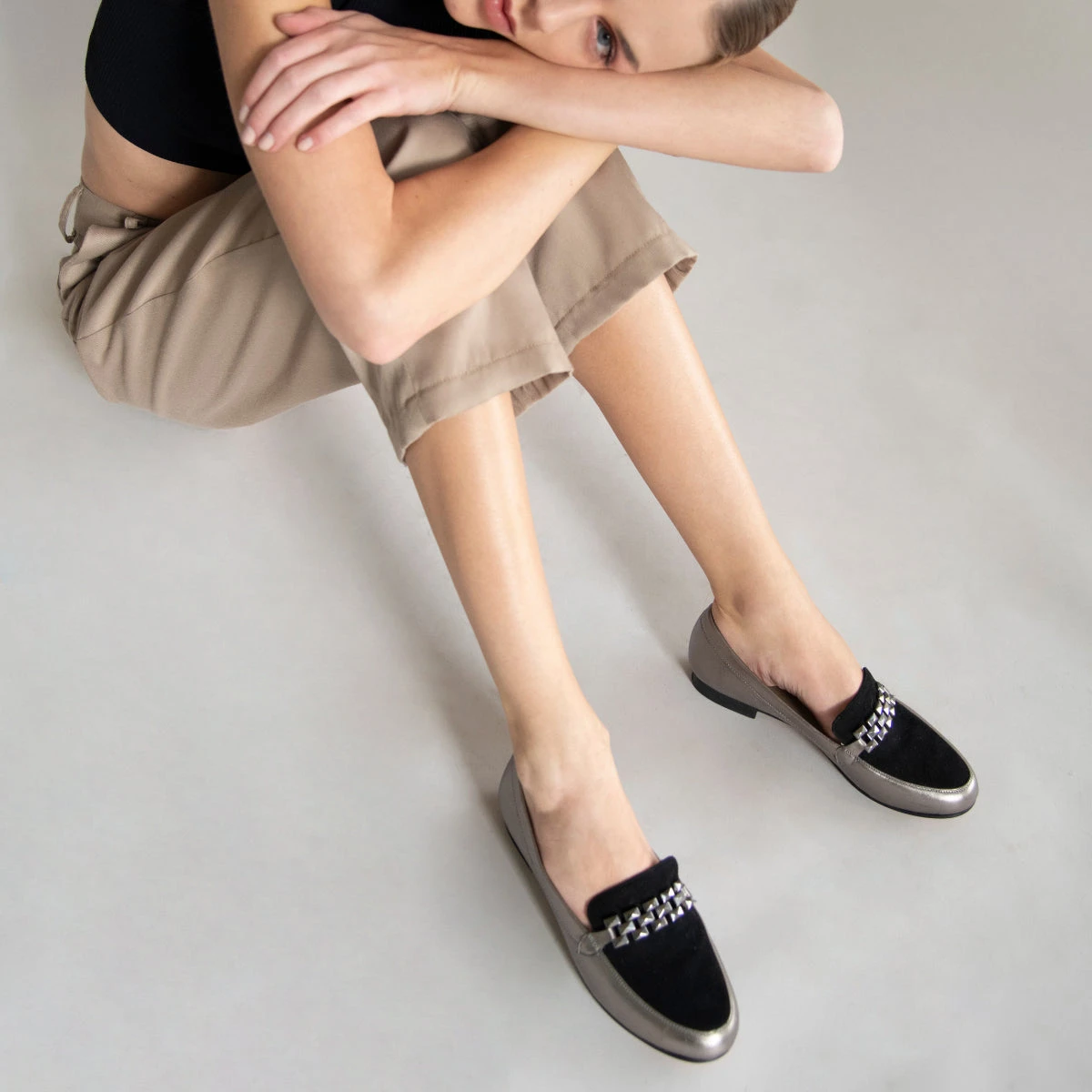 CARINA - Inox Y Negro Regina Romero Zapato Mocasin De Piso Para Dama En Piel 2 CARINA - Inox Y Negro Regina Romero Zapato Mocasin De Piso Para Dama En Piel - Imagen 2