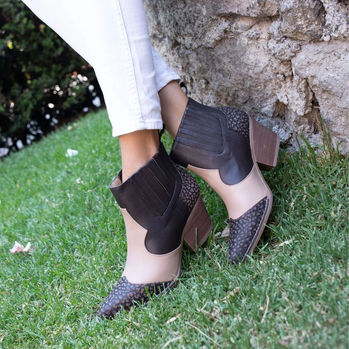 MADDIE 60 Edicion Limitada - Cafe Y Rosa Regina Romero Zapato Bota Botin Tacon Bajo Para Dama En Piel - Imagen 2