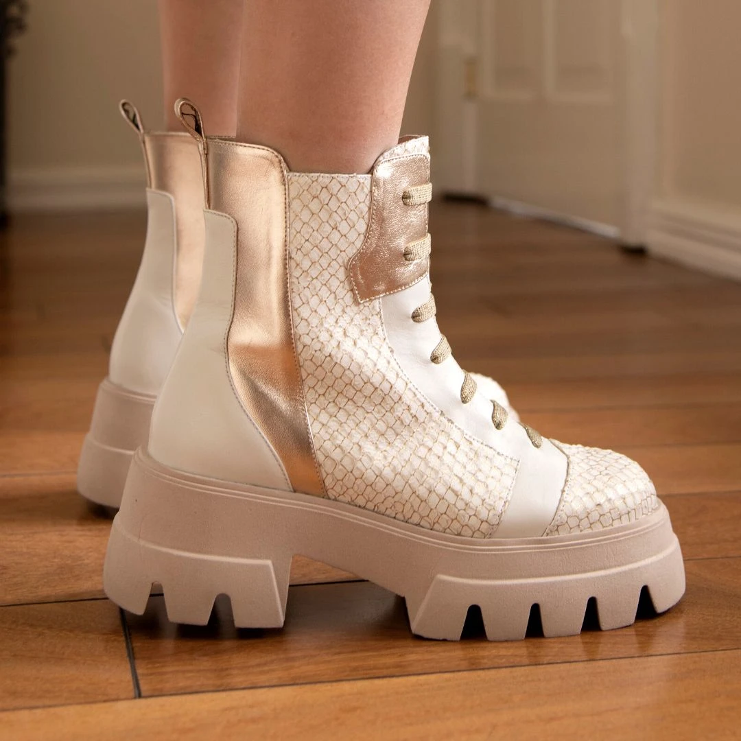 ROCIO 65 - Latte Y Oro Claro Regina Romero Zapato Bota Botin Urbano Para Dama En Piel 2 ROCIO 65 - Latte Y Oro Claro Regina Romero Zapato Bota Botin Urbano Para Dama En Piel - Imagen 2