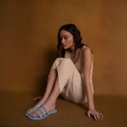 CILIA - Charol Azul Claro Regina Romero Zapato Sandalia De Piso Para Dama En Piel 17 CILIA - Charol Azul Claro Regina Romero Zapato Sandalia De Piso Para Dama En Piel -Ofertas Pasos Y Bolsos Tienda Regina Romero zapato flat mule de piso Cilia azul claro charol piel 9