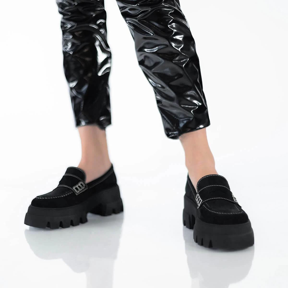 LOVE 65 - Ante Negro Regina Romero Zapato Bostoniano Urbano Sport Para Dama En Piel 2 LOVE 65 - Ante Negro Regina Romero Zapato Bostoniano Urbano Sport Para Dama En Piel - Imagen 2