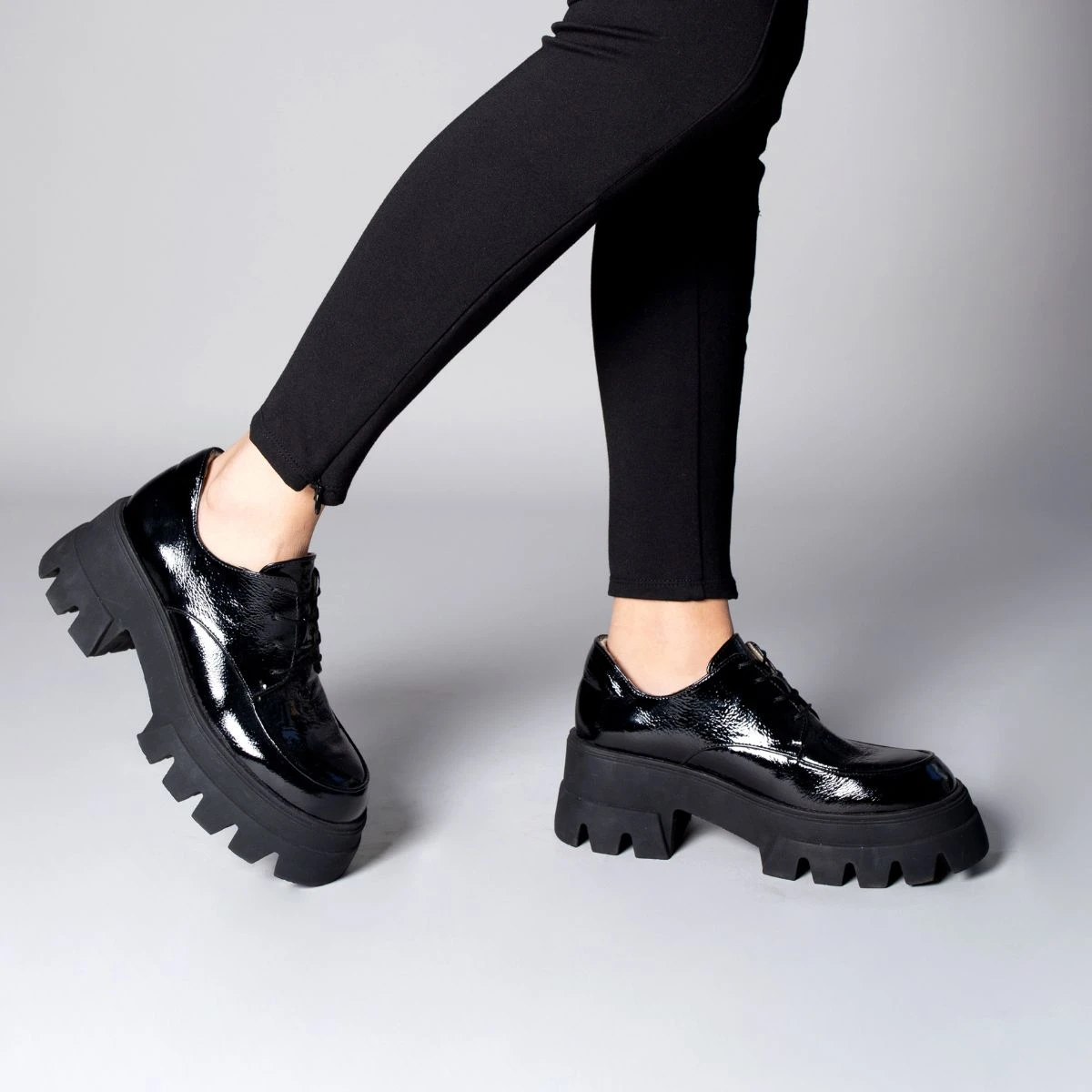 KRYSTA 65 - Charol Negro Regina Romero Zapato Bostoniano Urbano Sport Para Dama En Piel - Imagen 2