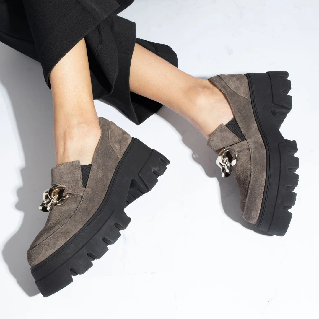 RAQUEL 65 - Gamuza Concreto Regina Romero Zapato Bostoniano Urbano Sport Para Dama En Piel 3 RAQUEL 65 - Gamuza Concreto Regina Romero Zapato Bostoniano Urbano Sport Para Dama En Piel - Imagen 3