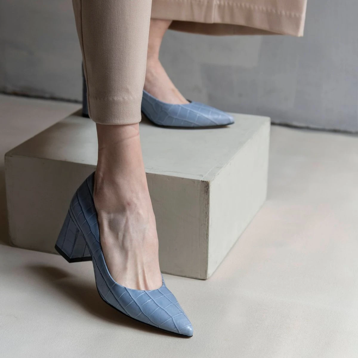 TAMARA 50 - Azul Claro Regina Romero Zapato Zapatilla Tacon Bajo Para Dama En Piel 2 TAMARA 50 - Azul Claro Regina Romero Zapato Zapatilla Tacon Bajo Para Dama En Piel - Imagen 2